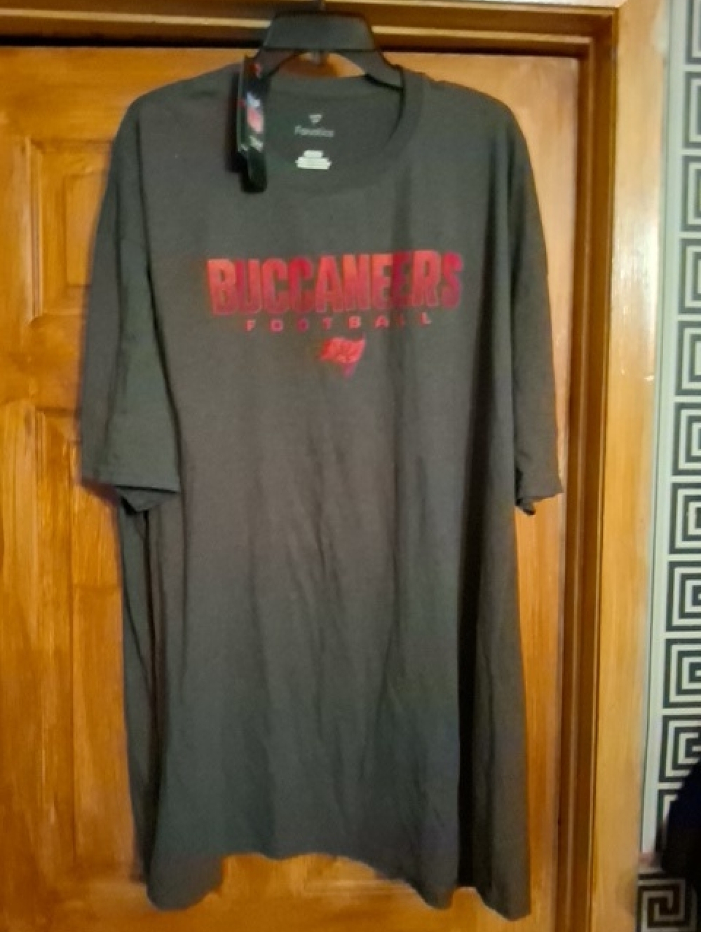 Fanatics Buccaneers Black Short Sleeve Graphic Tee with Red Logo
